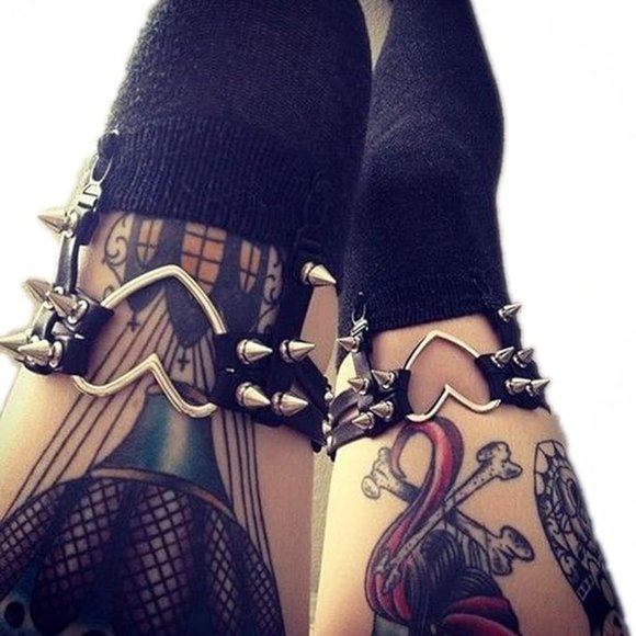 Black Leather Heart Rivet Stud Garters - Picture 2 of 3